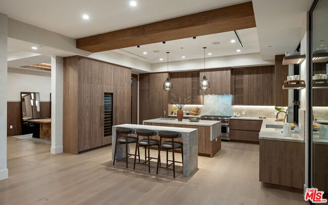 Building Photo - 565 Toyopa Dr