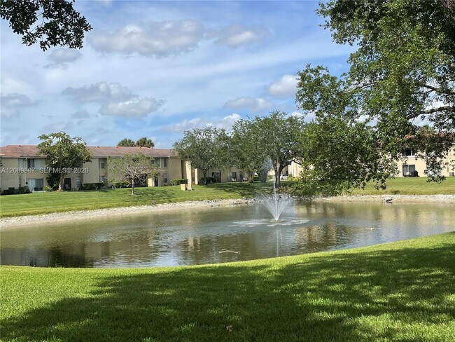 Building Photo - 821 Twin Lakes Dr