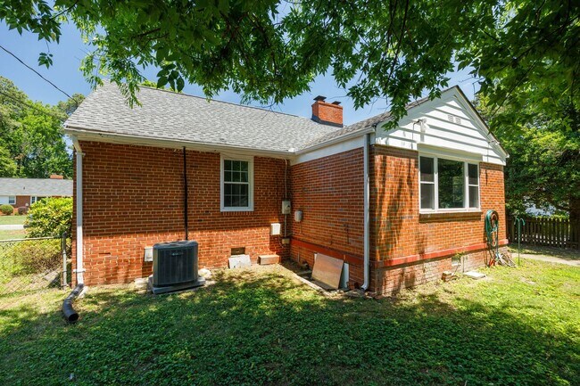 Building Photo - Beautiful 2 Bedroom Corner Lot of Park Ave! ***Available Late June 2026***