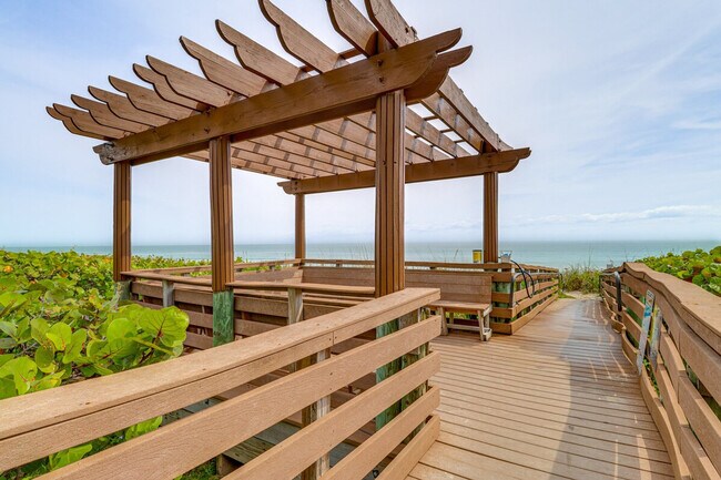 Building Photo - 4250 N Hwy A1A