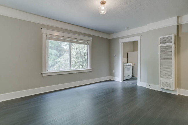 Building Photo - St. Johns: Gorgeous Renovated Studio Ready...