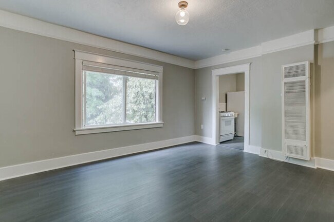 Building Photo - St. Johns Gorgeous Renovated Top Floor Studio