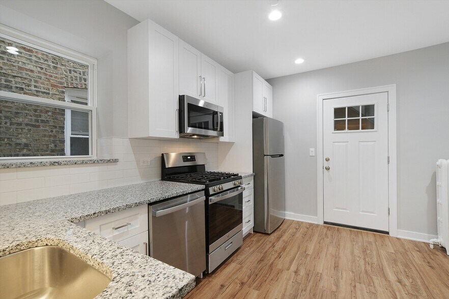 Building Photo - 5746 N Maplewood Ave