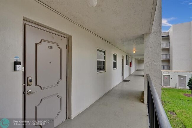 Building Photo - 9480 Poinciana Pl