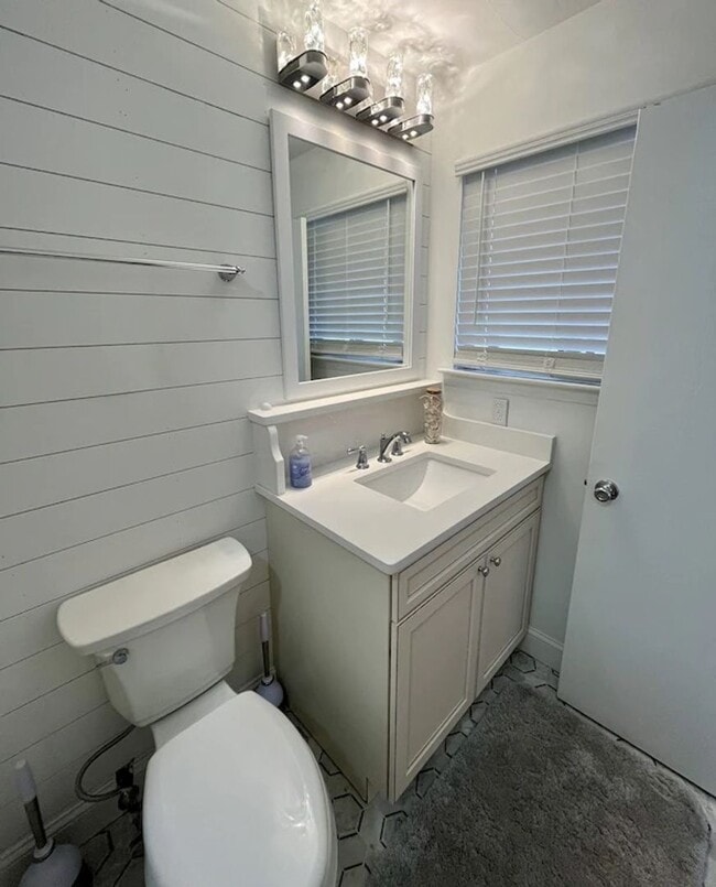 Building Photo - Renovated Home - Sleeps 6 - Winter Rental Only