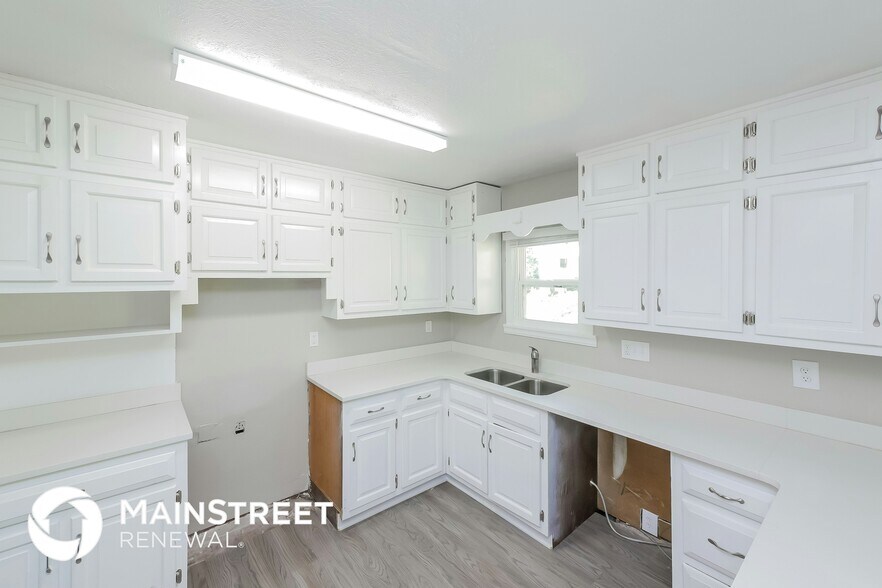 Building Photo - 5830 Deerfield Trail