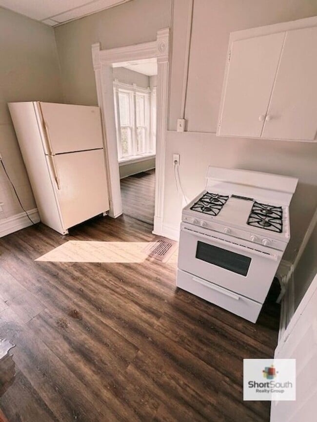 Building Photo - Updated 1 Bed 1 Bath main floor unit