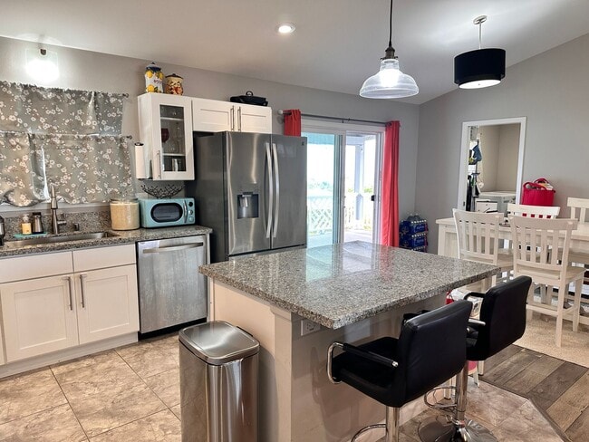 Building Photo - Fully Furnished Home