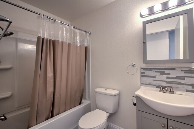 Building Photo - Cozy 3 Bedroom, 2 Bathroom Home by Shandin...