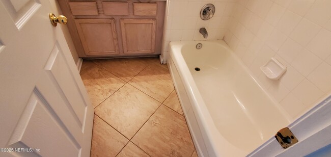 Building Photo - 2428 Cedar Trace Dr E