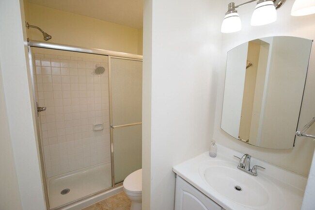 Building Photo - Charming Hill East One Bedroom