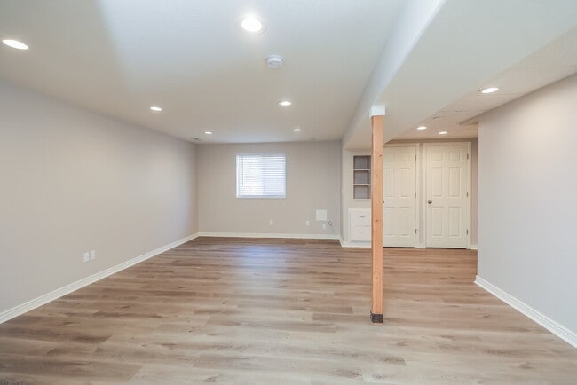 Building Photo - 5060 S Vista Dr