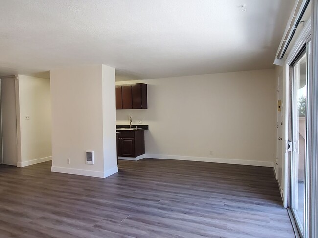 Building Photo - Spacious Condo, Underground Parking, Fresh...