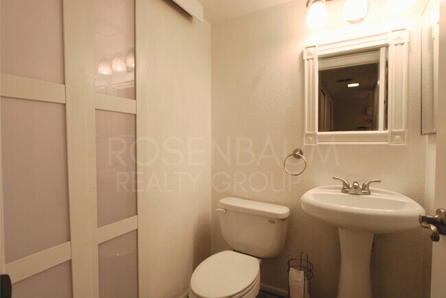 Building Photo - Stunning 2-bedroom, 1.5-bath haven in Phoe...