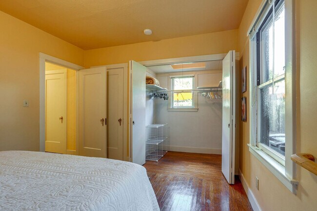 Building Photo - 2627 Land Park Dr