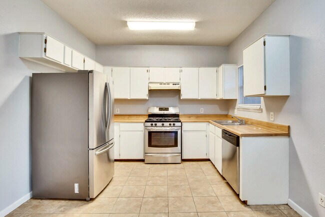 Building Photo - 3113 Robinson Ave