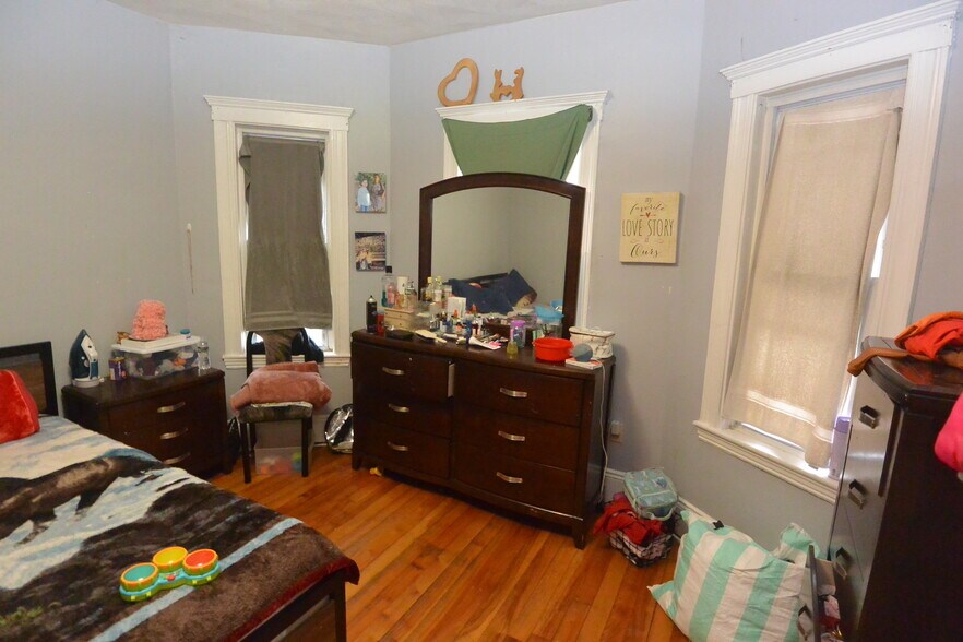 Building Photo - 10 Brackett St