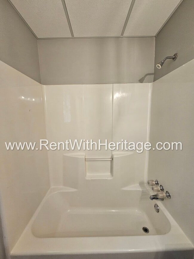 Building Photo - Gorgeous 5 bedroom/ 3 bath/ Upgrades Galor...
