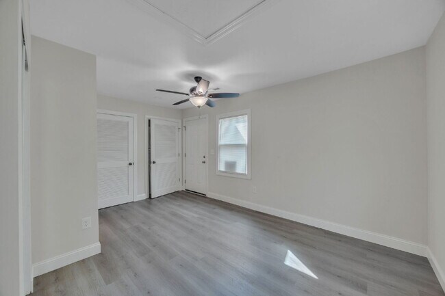 Building Photo - Newly renovated and modernized 1BR, 1BA du...