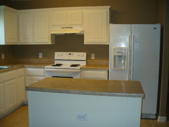 Building Photo - Cozy 3/2 ready for move-in.