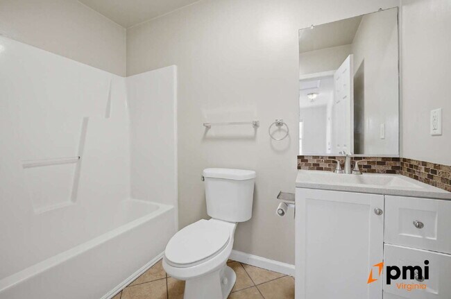 Building Photo - 3 BEDROOM 2.5 BATH WITH FENCED IN YARD AND DETACHED GARAGE FOR RENT IN NORFOLK!