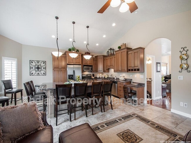 Building Photo - 637 Edgewood Dr