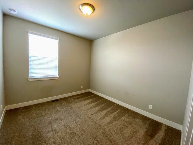 Building Photo - 5447 Valentia St