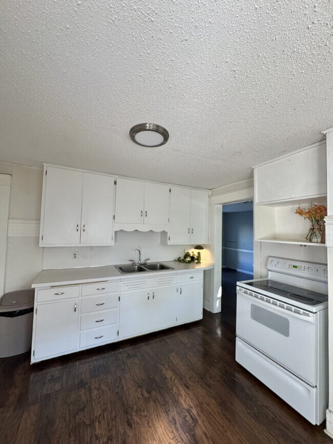 Building Photo - 3-Bedroom Rental Home Just Steps from Downtown! $1650/Month