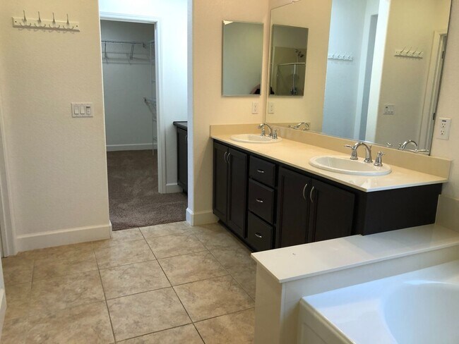 Building Photo - Beautiful 4 Bed 3 Bath Near Iron Point with Solar!