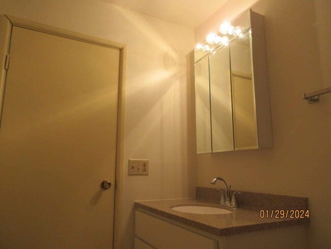 Building Photo - Available March 2026 Beautiful Upper 2 bedroom with Balcony