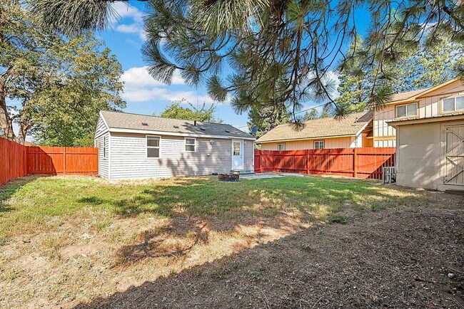 Building Photo - Charming 2 Bed, 1 Bath Rancher w/ Garage!