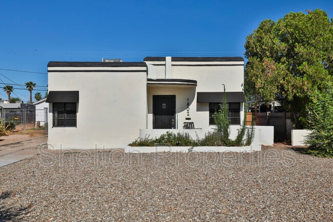 Building Photo - 1802 N Laurel Ave