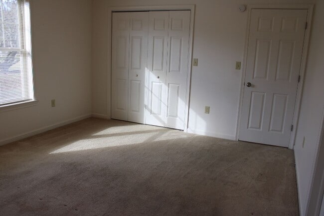 Building Photo - 12 W High St