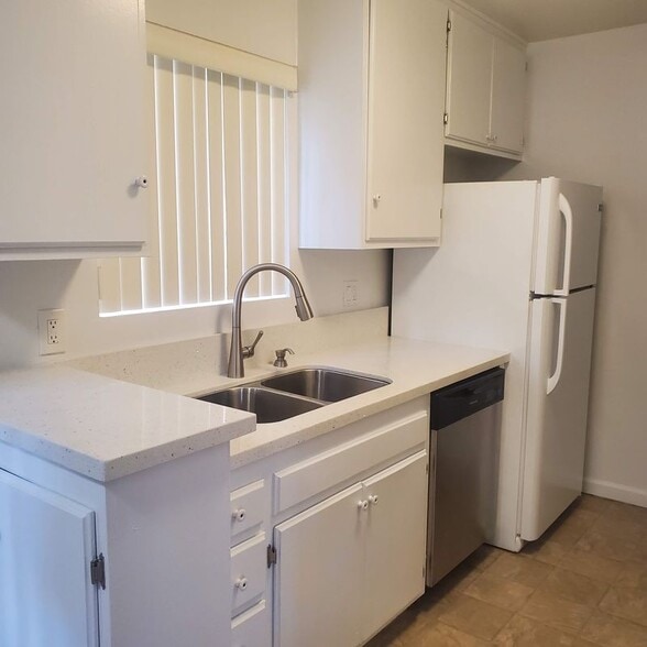 Building Photo - 2212 S Bentley Ave