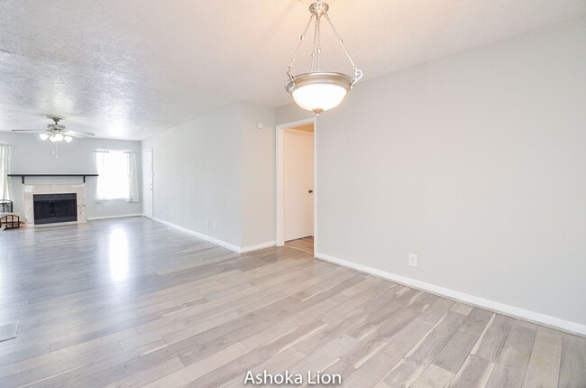 Building Photo - Wonderful 2 bedroom condo in a gated commu...