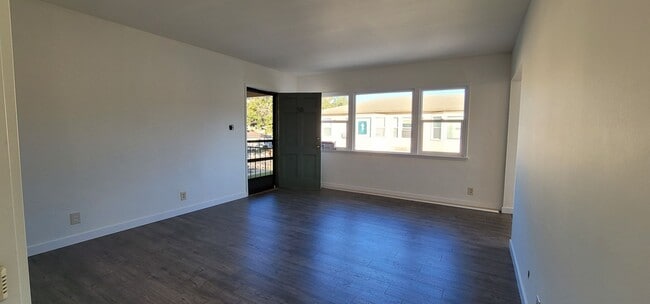 Building Photo - Midtown Ventura 2+1 Apartment near CMH