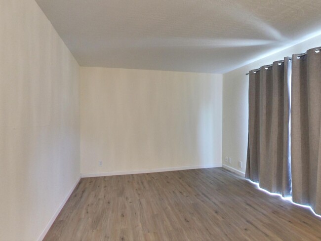 Building Photo - One Bedroom Apartment in Hayward Available...