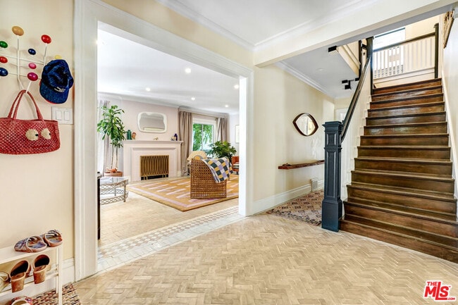 Building Photo - 2049 N Berendo St