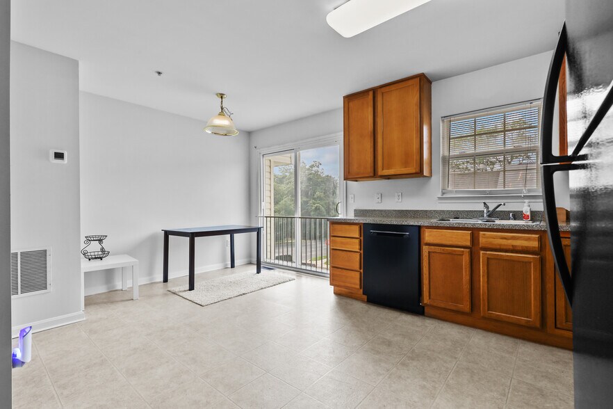 Building Photo - 445 Kenneth Square