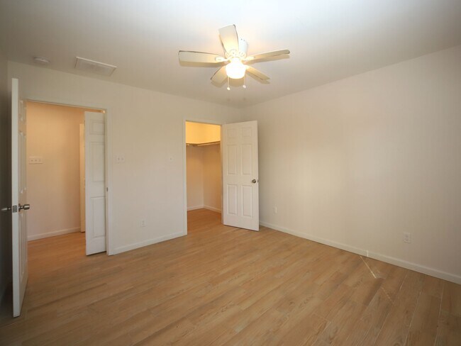 Building Photo - 6709 Greenhurst St