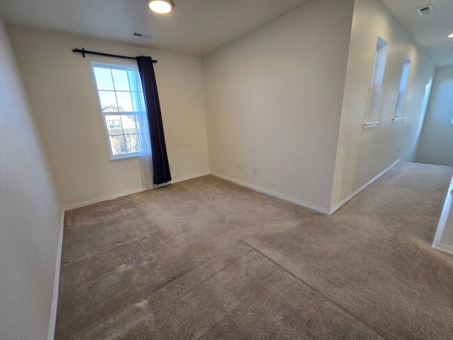 Building Photo - Spacious 4 Bedroom Single Family Home