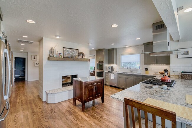 Building Photo - Boise, Beautiful home in the Foothills with lots of privacy