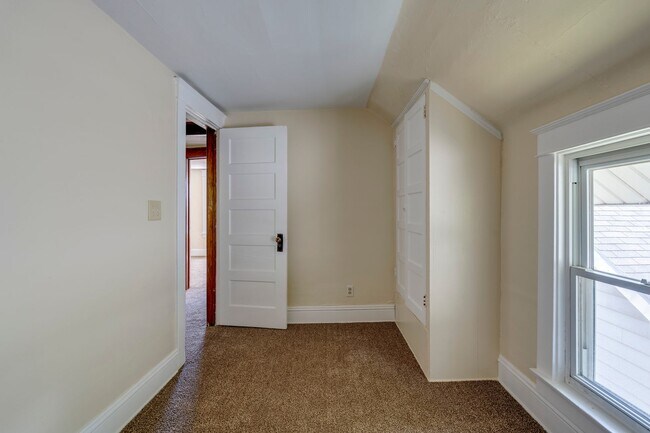 Building Photo - Cute 3 Bedroom 1 Bath House Located in Wes...