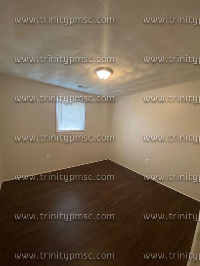 Building Photo - Freshly painted! Available now!