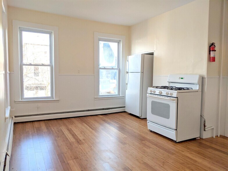 Building Photo - 21 Thorndike St