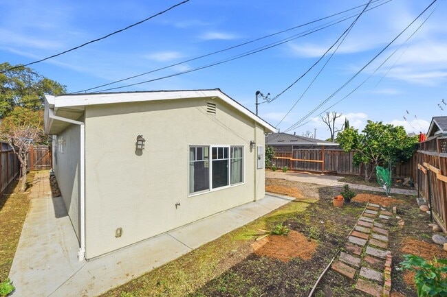 Building Photo - Sunning 3BD/3BA w/Bonus Room and Private Yard