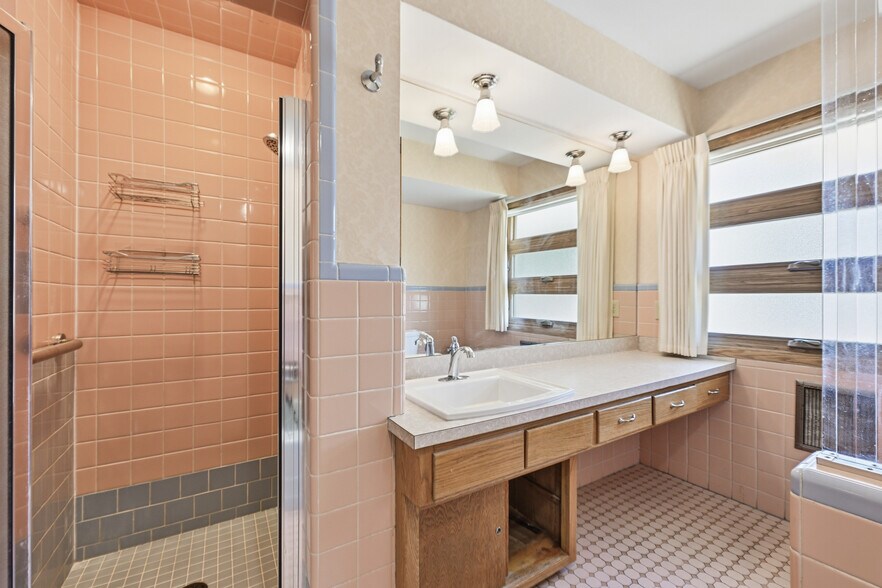 Building Photo - 728 N 74th St