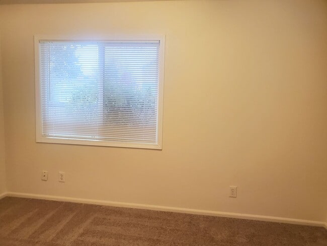 Building Photo - 2 bdrm, 1 bath house $1895 rent,