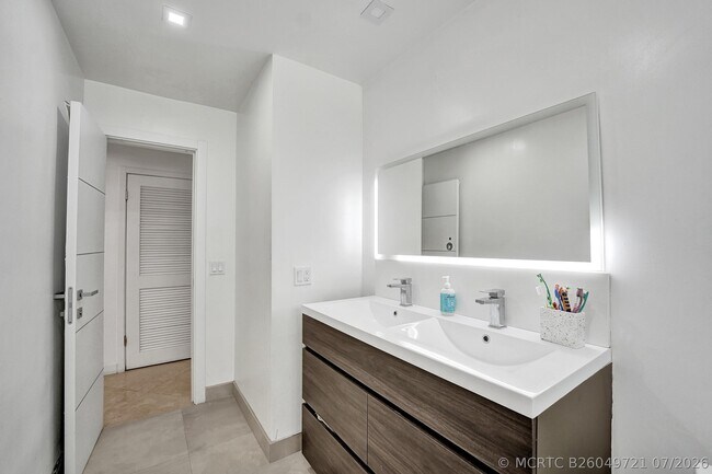 Building Photo - 4701 N 36th Ct