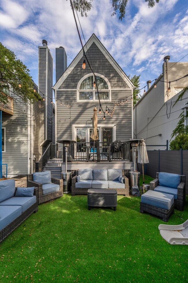 Building Photo - 1715 W Wabansia Ave
